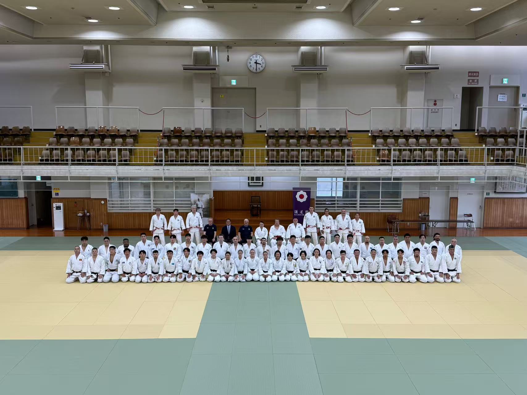 來自世界各國的全體學員與導師及考官合照